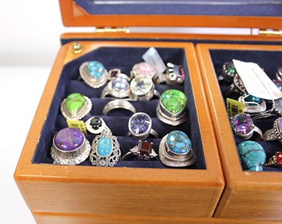 Lot 725 - An oak jewellery case containing thirty-one...