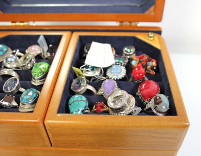 Lot 725 - An oak jewellery case containing thirty-one...