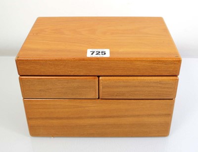 Lot 725 - An oak jewellery case containing thirty-one...