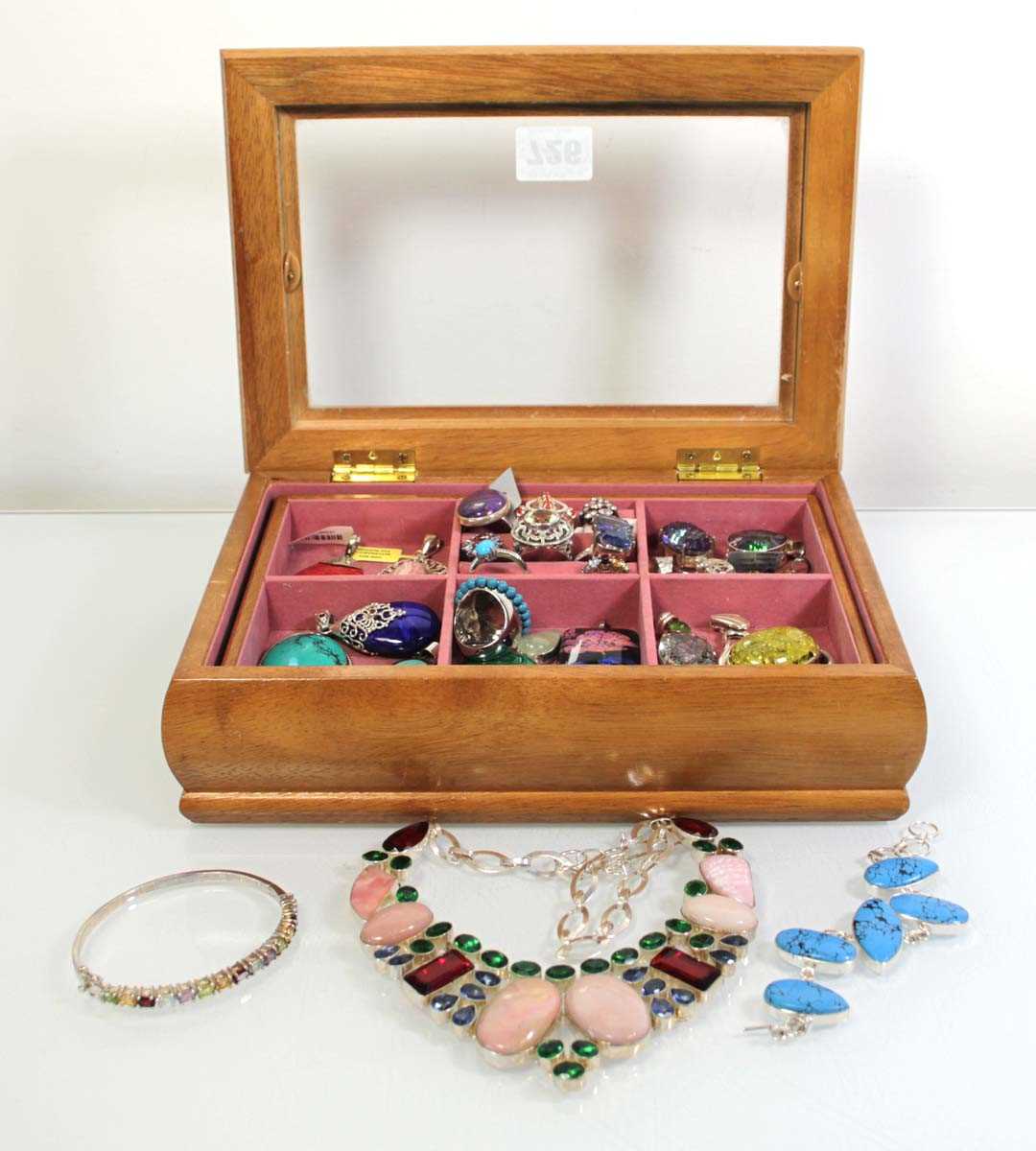 Lot 726 - A glazed oak jewellery case containing nine...