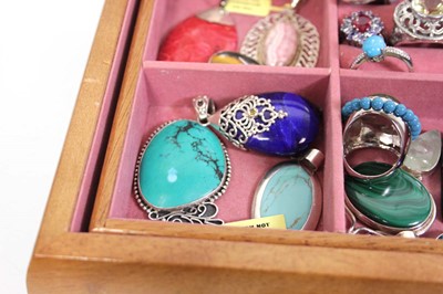 Lot 726 - A glazed oak jewellery case containing nine...