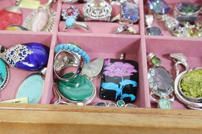 Lot 726 - A glazed oak jewellery case containing nine...