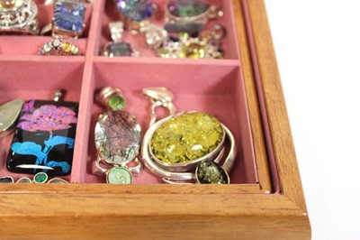 Lot 726 - A glazed oak jewellery case containing nine...