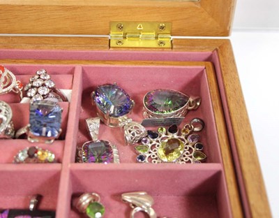 Lot 726 - A glazed oak jewellery case containing nine...