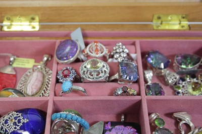 Lot 726 - A glazed oak jewellery case containing nine...