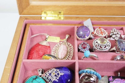 Lot 726 - A glazed oak jewellery case containing nine...