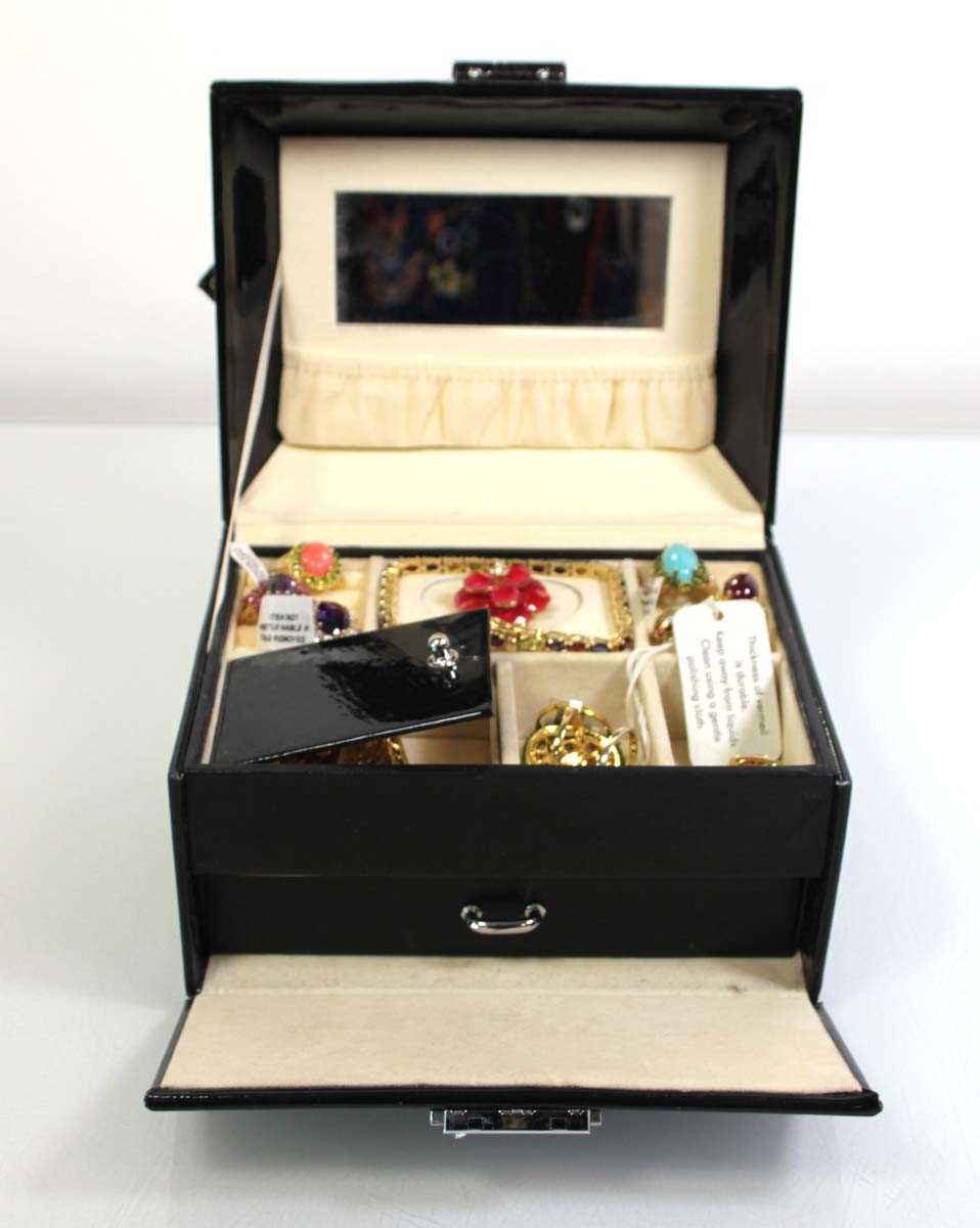 Lot 727 - A black jewellery case containing thirteen...