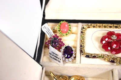 Lot 727 - A black jewellery case containing thirteen...