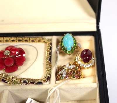 Lot 727 - A black jewellery case containing thirteen...