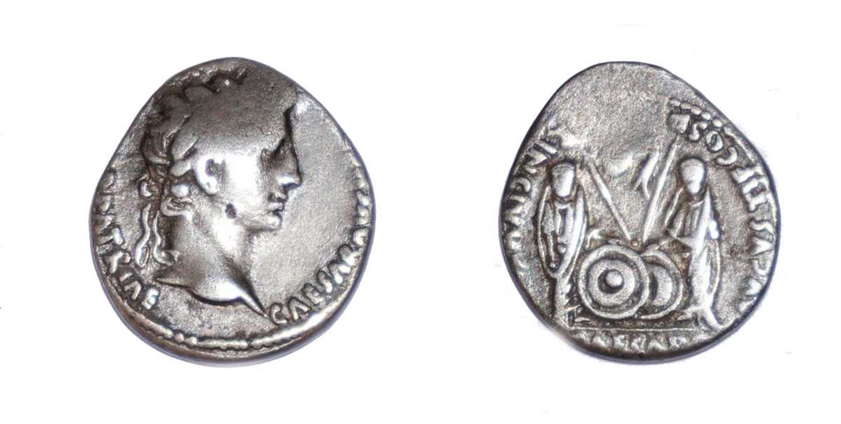 Lot Augustus denarius, circa 3-4 AD, obverse:...