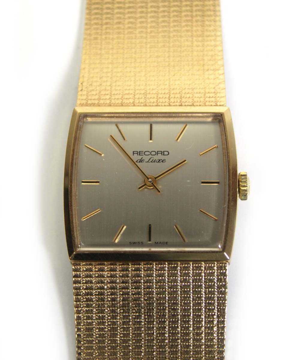 Lot 485 - A gentleman's 9ct yellow gold de Luxe...