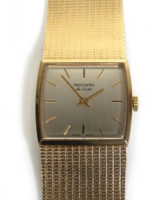 Lot 485 - A gentleman's 9ct yellow gold de Luxe...