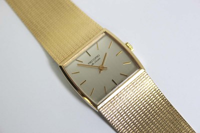 Lot 485 - A gentleman's 9ct yellow gold de Luxe...