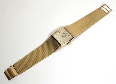 Lot 485 - A gentleman's 9ct yellow gold de Luxe...