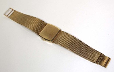 Lot 485 - A gentleman's 9ct yellow gold de Luxe...