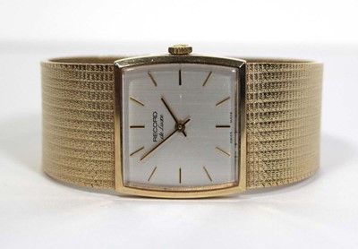 Lot 485 - A gentleman's 9ct yellow gold de Luxe...