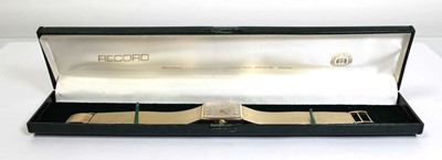 Lot 485 - A gentleman's 9ct yellow gold de Luxe...