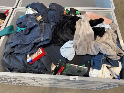 Lot 1990 - Pallet box (not included) containing mixed men'...