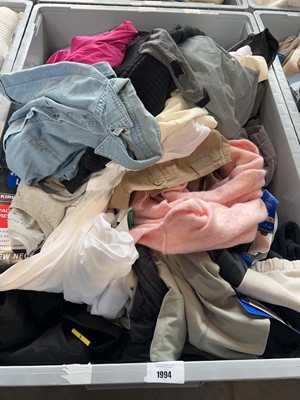 Lot 1994 - Pallet box (not included) containing mixed men'...