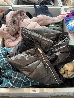 Lot 1996 - Pallet box (not included) containing mixed men'...