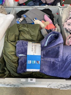 Lot 1997 - Pallet box (not included) containing mixed men'...