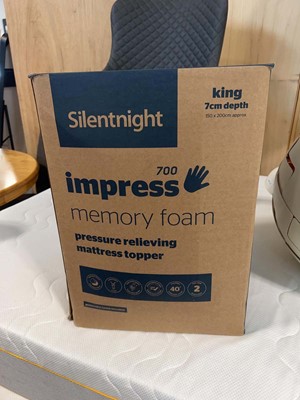 Lot 1025 - Boxed Silent Night Impress 700 king size...