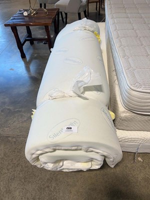 Lot 1042 - Silent Night memory foam mattress topper