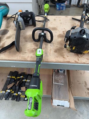 Lot 2216 - Greenworks 24V cordless strimmer with 2...