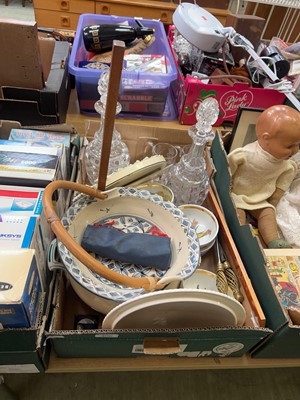 Lot 406 - A tray of assorted goods to include studio...