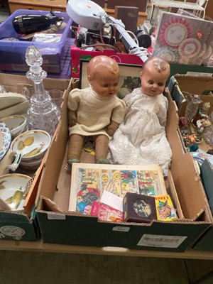 Lot 407 - A tray of assorted goods to include playing...