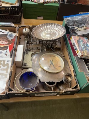 Lot 413 - A tray of assorted metalware to include trays,...