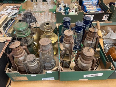 Lot 423 - Two trays of lighting to include modern...