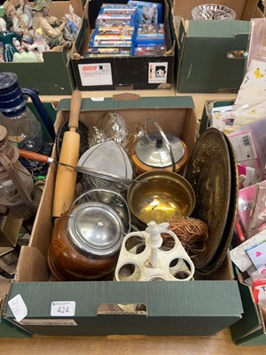 Lot 424 - A tray of mixed goods to include flatware,...