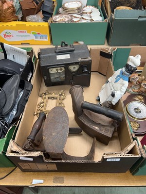 Lot 431 - A tray containing assorted metalware to...