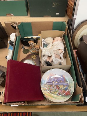 Lot 432 - A tray of mixed items to include collector's...