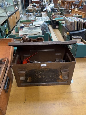 Lot 143 - A metalwork ammunition box containing vices,...