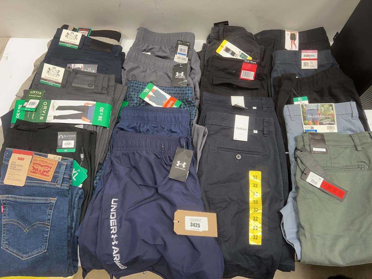 Lot 3425 - Adults clothing x20 Replay, Levi's, English...