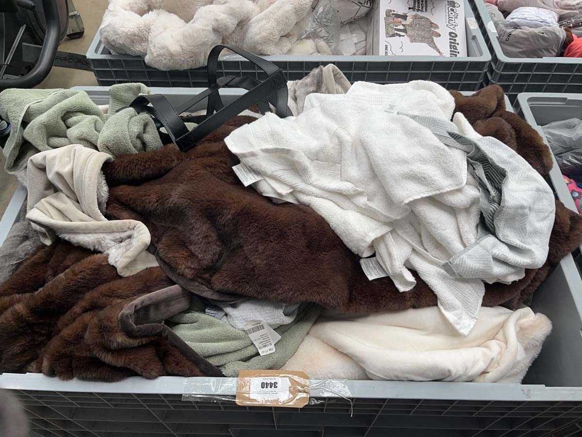 Lot 3440 - Pallet (not included) used linen, pillows and...