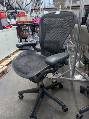 Lot 296 - Herman Miller Aeron chair size B