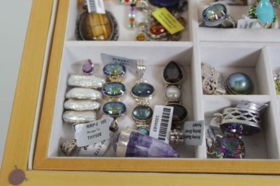 Lot 744 - A Mele & Co. jewellery box containing a...