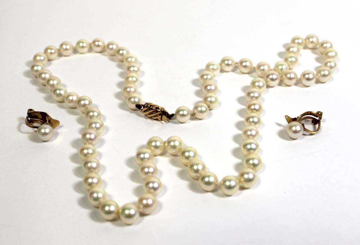 Lot 751 - A single strand cultured pearl necklace with...