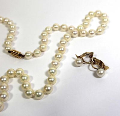 Lot 751 - A single strand cultured pearl necklace with...