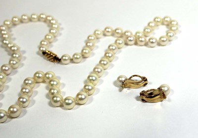 Lot 751 - A single strand cultured pearl necklace with...