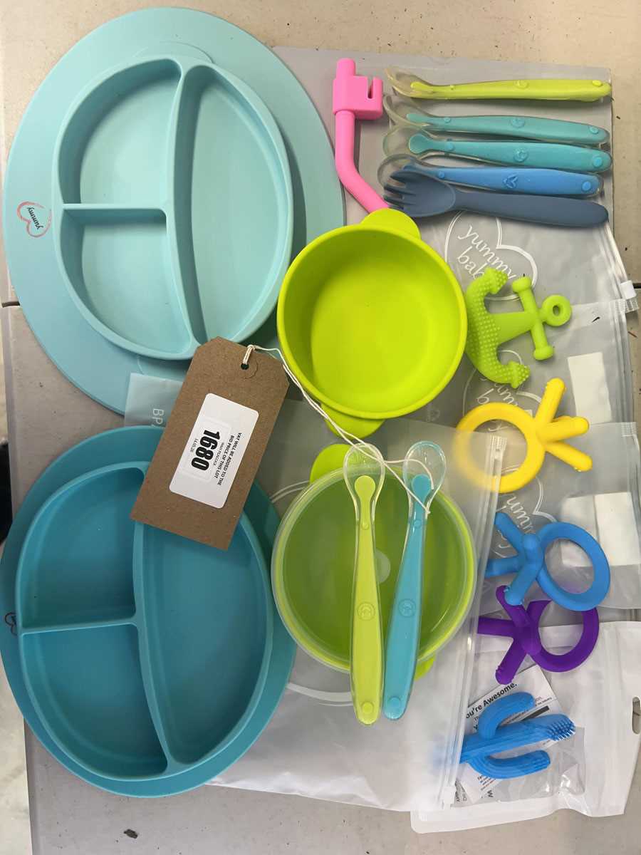 Lot Large selection of Yummy Baby silicone plates,...