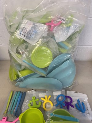 Lot Large selection of Yummy Baby silicone plates,...