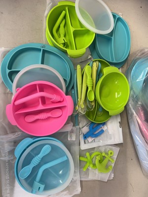Lot Large selection of Yummy Baby silicone plates,...