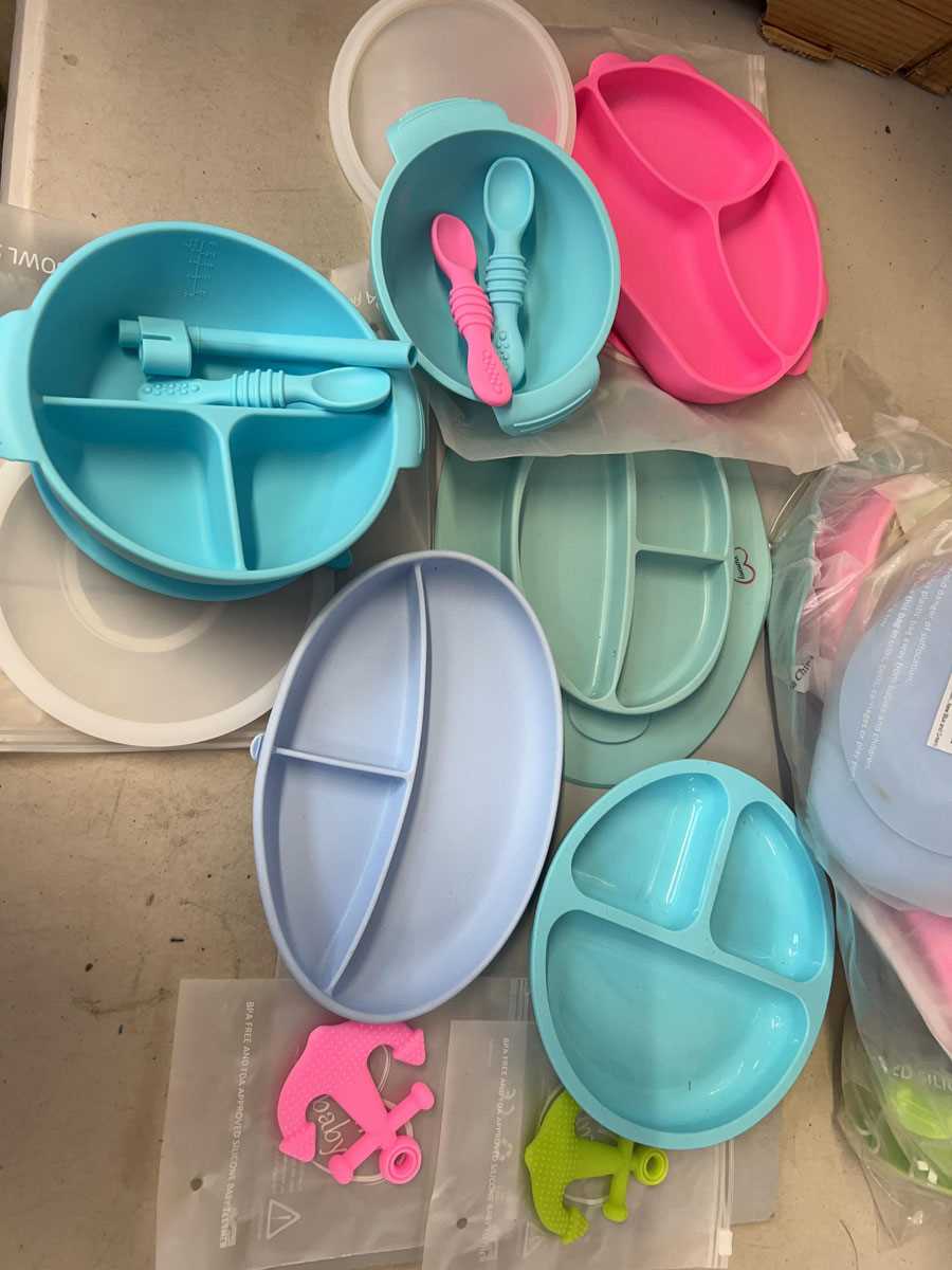 Lot Large selection of Yummy Baby silicone plates,...