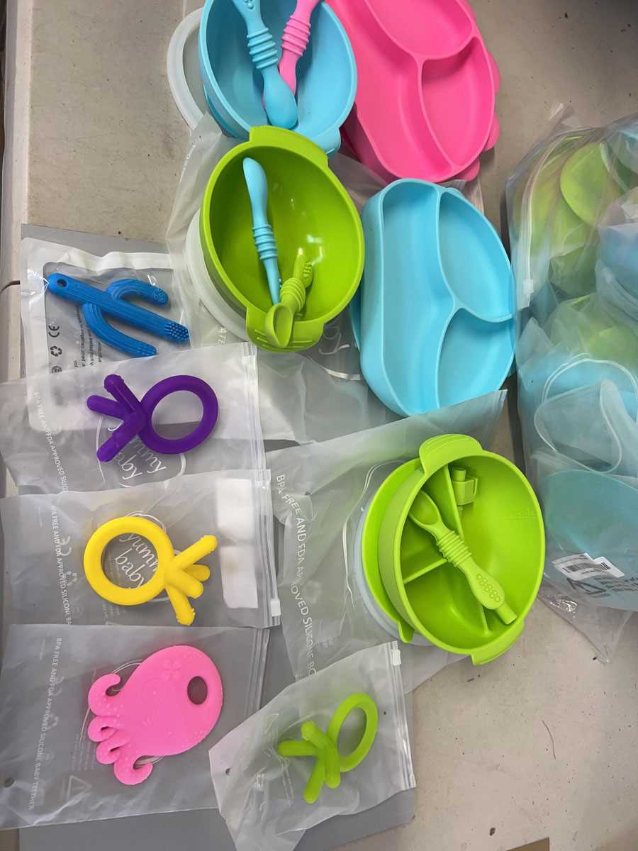 Lot Large selection of Yummy Baby silicone plates,...