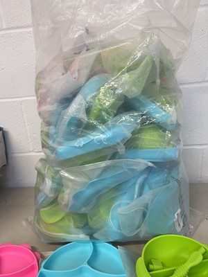 Lot Large selection of Yummy Baby silicone plates,...