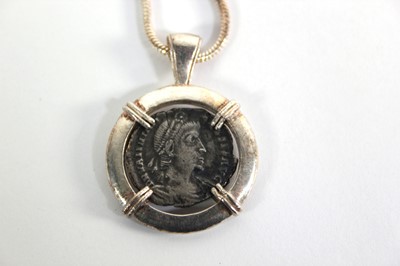 Lot Emperor Valentinian Siliqua in silver pendant -...